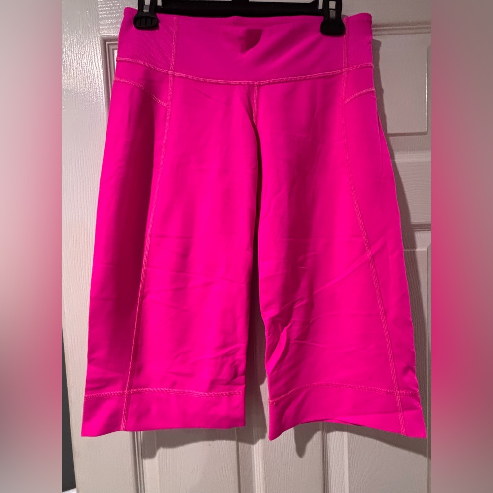 Lulu lemon hot pink clam digger crop pant size 8/10 no size dot. Really stretchy